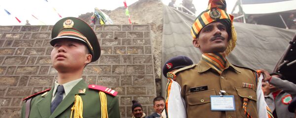 A Chinese soldier, left, and an Indian soldier  - 俄罗斯卫星通讯社