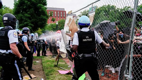 Полиция применяет слезоточивый газ к участникам акции протеста в Вашингтоне, США - 俄罗斯卫星通讯社