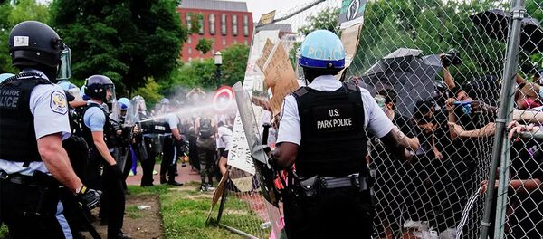 Полиция применяет слезоточивый газ к участникам акции протеста в Вашингтоне, США Полиция применяет слезоточивый газ к участникам акции протеста в Вашингтоне, США - 俄罗斯卫星通讯社