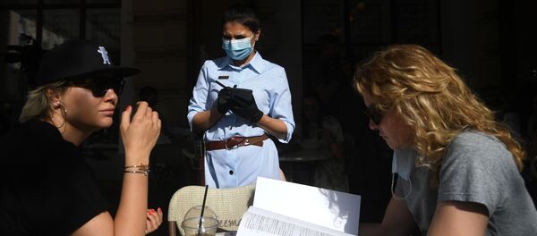 Посетительницы и официантка на летней веранде кофейни Кофемания на Большой Никитской улице - 俄罗斯卫星通讯社