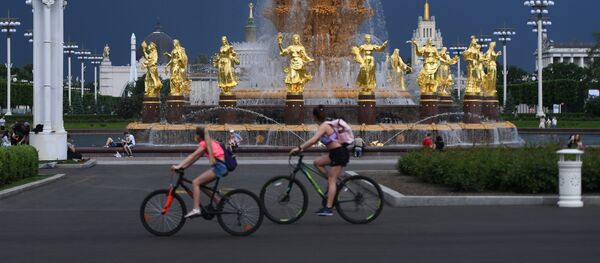 Посетители ВДНХ у фонтана Дружба народов Посетители ВДНХ у фонтана Дружба народов - 俄羅斯衛星通訊社