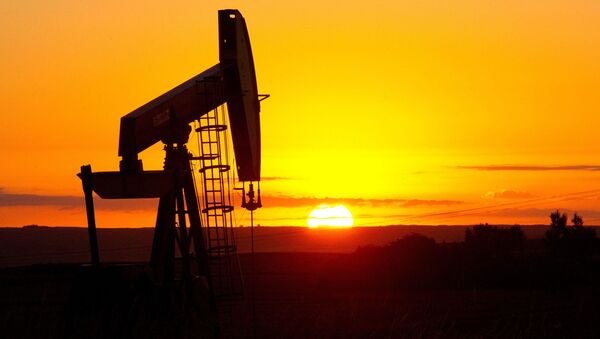 Нефтедобывающая вышка на закате - 俄羅斯衛星通訊社