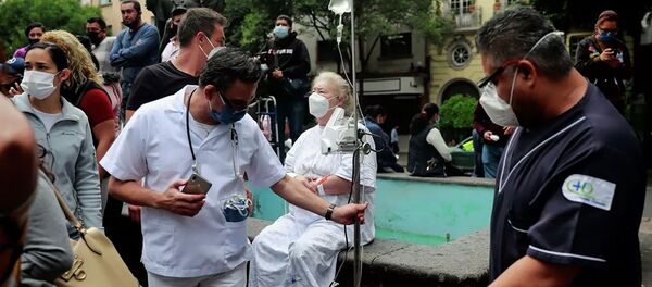 Пациенты и медицинские работники одной из больниц Мехико после землетрясения.   - 俄罗斯卫星通讯社