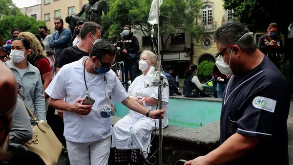 Пациенты и медицинские работники одной из больниц Мехико после землетрясения.   - 俄罗斯卫星通讯社