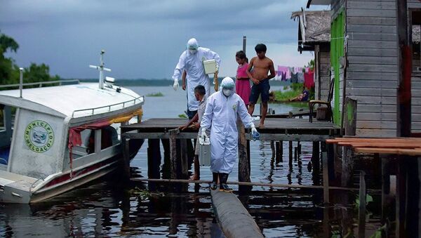 Медики прибыли в небольшой поселок на реке Квара в Бразилии, чтобы помочь живущим здесь семьям во время пандемии коронавируса. - 俄羅斯衛星通訊社