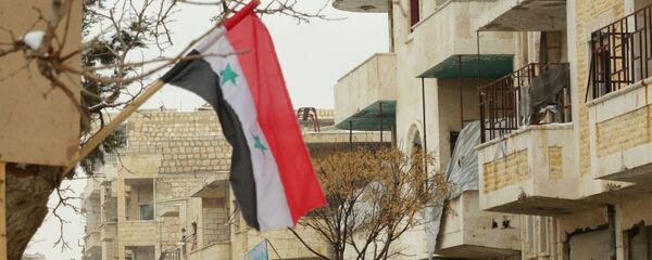 Сирийский флаг на улице города. Архивное фото - 俄罗斯卫星通讯社