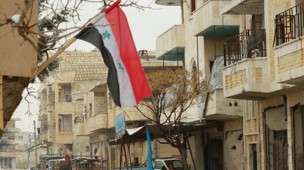 Сирийский флаг на улице города. Архивное фото - 俄罗斯卫星通讯社