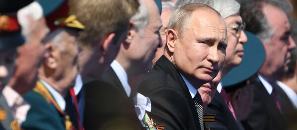 резидент РФ - верховный главнокомандующий вооруженными силами РФ Владимир Путин перед началом военного парада в ознаменование 75-летия Победы в Великой Отечественной войне 1941-1945 годов на Красной площади в Москве.   - 俄羅斯衛星通訊社