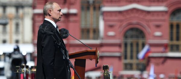 4 июня 2020.  Президент РФ - верховный главнокомандующий вооруженными силами РФ Владимир Путин во время военного парада в ознаменование 75-летия Победы в Великой Отечественной войне 1941-1945 годов на Красной площади в Москве.  - 俄罗斯卫星通讯社