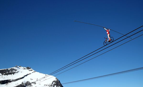 Акробат Freddy Nock выполняет трюк в швейцарских Альпах - 俄罗斯卫星通讯社