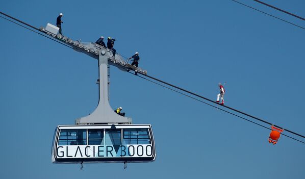 Акробат Freddy Nock выполняет трюк в швейцарских Альпах - 俄罗斯卫星通讯社