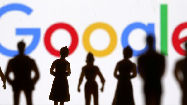 Фигурки людей на фоне логотипа Google - 俄羅斯衛星通訊社
