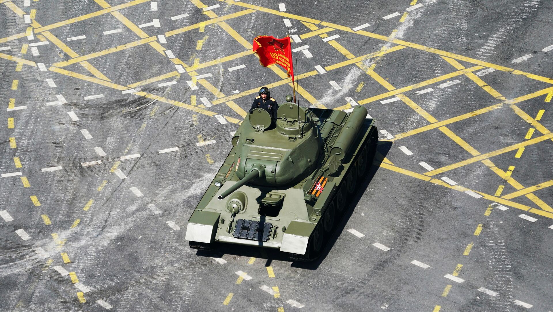 Танк Т-34-85 во время военного парада Победы - 俄罗斯卫星通讯社, 1920, 26.04.2021