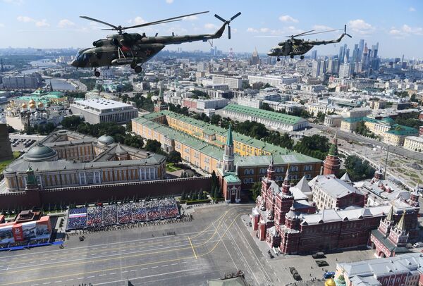 勝利閱兵空中部分的米-8多功能直升機 - 俄羅斯衛星通訊社
