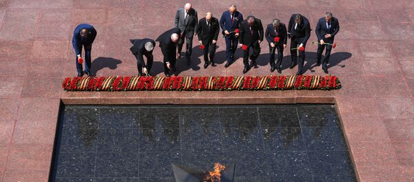 Президент РФ Владимир Путин на церемонии возложения цветов к Могиле Неизвестного Солдата в Александровском саду в Москве - 俄罗斯卫星通讯社