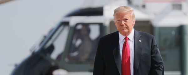 Президент США Дональд Трамп на фоне военного вертолета - 俄羅斯衛星通訊社