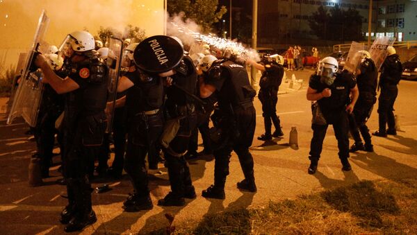 Спецназ черногорской полиции применяет слезоточивый газ во время беспорядков в Подгорице - 俄罗斯卫星通讯社