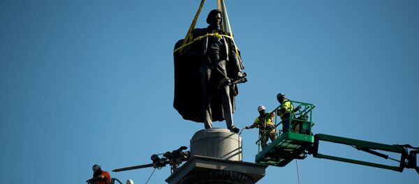 美国前副总统兼奴隶制理论家卡尔霍恩的纪念碑被拆除 - 俄罗斯卫星通讯社