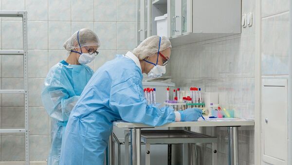 Сотрудницы в лаборатории, где проходят исследование на наличие коронавирусной инфекции - 俄罗斯卫星通讯社