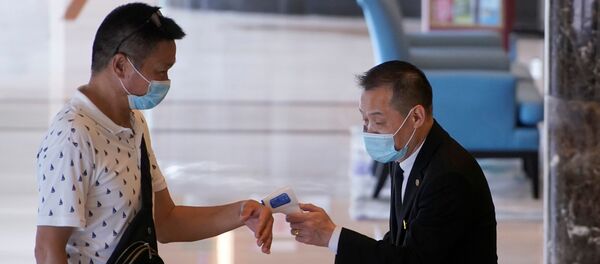 Измерение температуры посетителя отеля в Шанхае. - 俄罗斯卫星通讯社