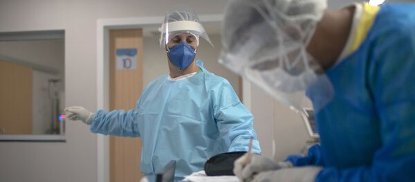 Медсетра во время работы в больнице бразильского города Марика - 俄罗斯卫星通讯社