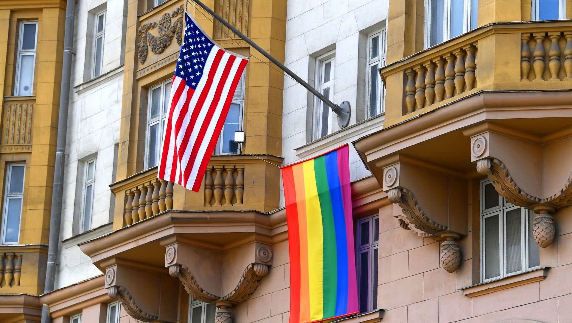 Флаг ЛГБТ-сообщества на здании посольства США в Москве - 俄罗斯卫星通讯社, 1920, 21.09.2021