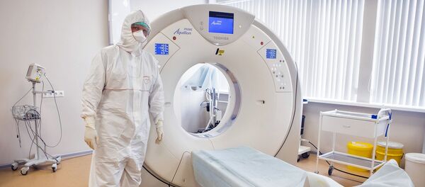 Врач в костюме биозащиты у аппарата КТ в центре им М.И. Сеченова - 俄罗斯卫星通讯社