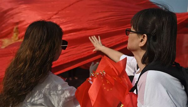 Девушки с китайскими флагами в Гонконге - 俄羅斯衛星通訊社