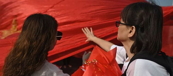 Девушки с китайскими флагами в Гонконге - 俄罗斯卫星通讯社