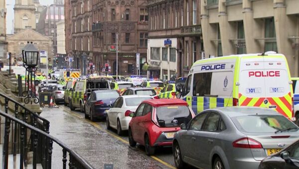 Полиция и скорая на месте происшествия в Глазго, Шотландия, где ножом был ранен полицейский - 俄羅斯衛星通訊社