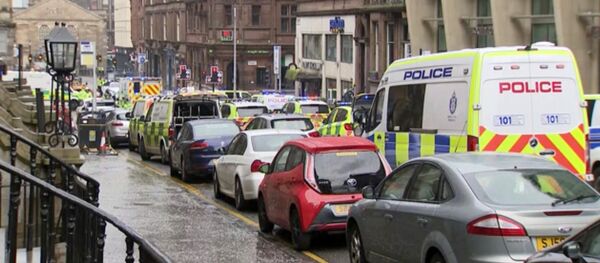 Полиция и скорая на месте происшествия в Глазго, Шотландия, где ножом был ранен полицейский - 俄羅斯衛星通訊社