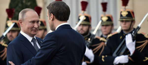 Владимир Путин и Эммануэль Макрон на церемонии официальной встречи в Елисейском дворце - 俄罗斯卫星通讯社