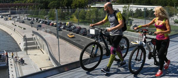 Отдыхающие на Парящем мосту в природно-ландшафтном парке Зарядье в Москве - 俄罗斯卫星通讯社