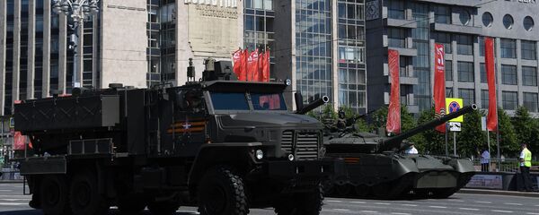 Тяжёлая огнемётная система (ТОС) залпового огня ТОС-2 Тосочка на параде Победы в Москве Тяжёлая огнемётная система (ТОС) залпового огня ТОС-2 Тосочка на параде Победы в Москве - 俄羅斯衛星通訊社