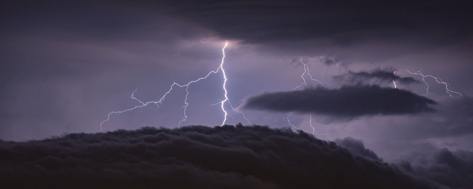 俄罗斯与阿联酋科学家正在研发一种抗旱降雨技术 - 俄罗斯卫星通讯社, 1920, 27.09.2022