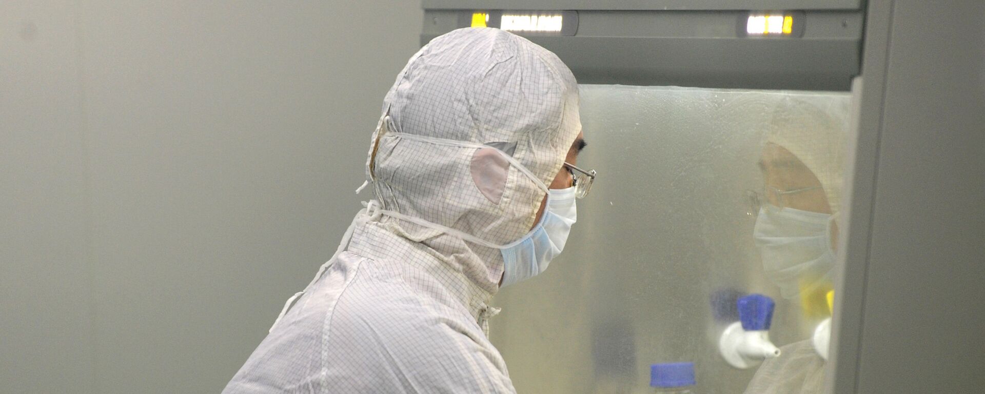 Китайских специалист во время работы в лаборатории над изготовлением вакцины  - 俄罗斯卫星通讯社, 1920, 01.06.2021