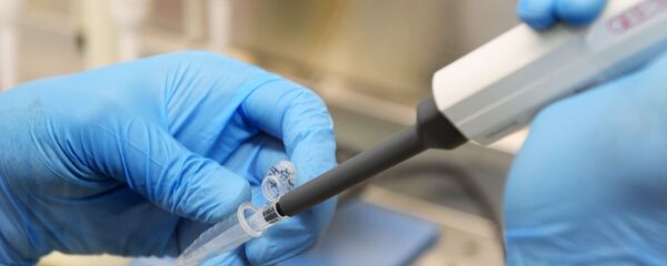 Сотрудник лаборатории готовит препарат - 俄罗斯卫星通讯社