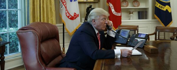 Дональд Трамп разговаривает по телефону - 俄羅斯衛星通訊社