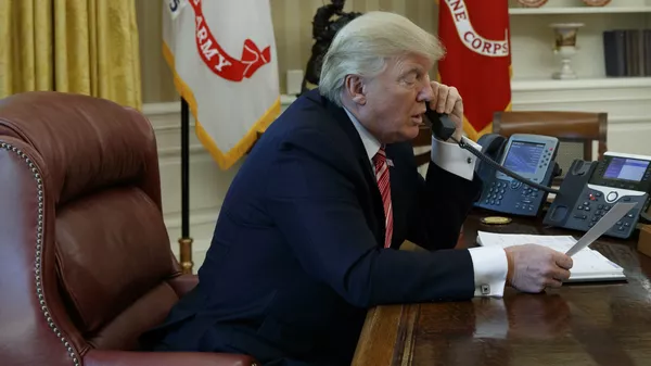 Дональд Трамп разговаривает по телефону - 俄羅斯衛星通訊社