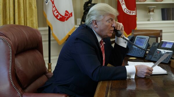 Дональд Трамп разговаривает по телефону - 俄罗斯卫星通讯社