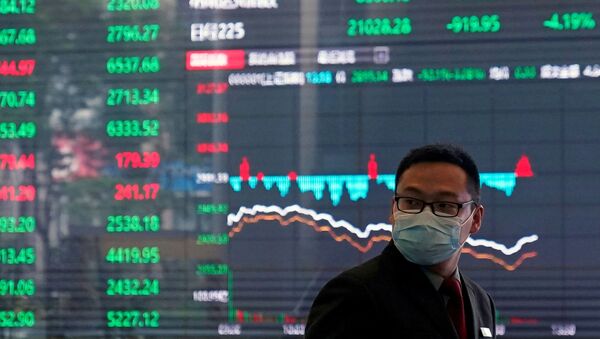 Мужчина на фоне Шанхайской фондовой биржи - 俄羅斯衛星通訊社