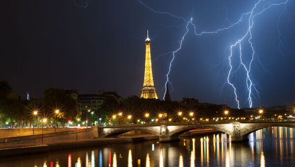 Молнии над Эйфелевой башней в Париже - 俄罗斯卫星通讯社