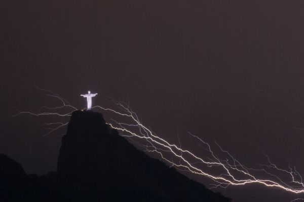 Молнии вокруг статуи Христа в Рио-де-Жанейро - 俄罗斯卫星通讯社