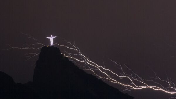 Молнии вокруг статуи Христа в Рио-де-Жанейро - 俄罗斯卫星通讯社