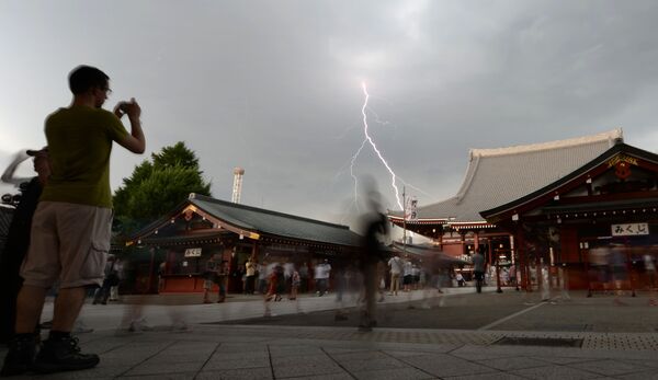 Молния над храмом Сэнсодзи в Токио - 俄羅斯衛星通訊社