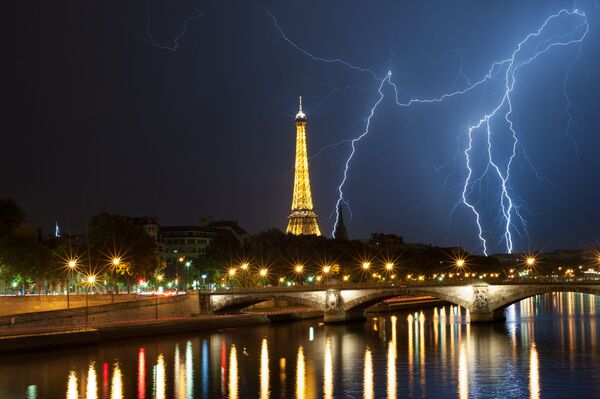 Молнии над Эйфелевой башней в Париже - 俄罗斯卫星通讯社