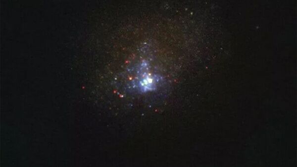 Изображение карликовой галактики Кинмана (PHL 293B), полученное космическим телескопом Хаббл в 2011 году, до исчезновения массивной звезды - 俄羅斯衛星通訊社