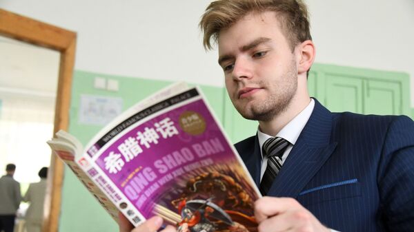 Ученик перед началом единого государственного экзамена по китайскому языку в школе - 俄羅斯衛星通訊社