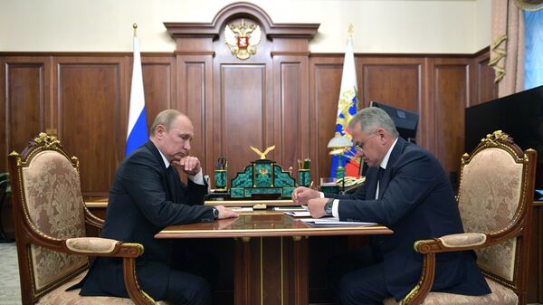 俄罗斯总统普京（左）与俄罗斯国防部长绍伊古 - 俄罗斯卫星通讯社