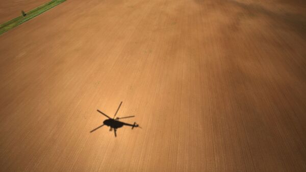 Тень вертолета МИ-8АМТШ, летящего над полем - 俄羅斯衛星通訊社